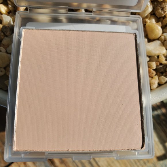 Ivory 2 - Mary Kay Sheer Mineral Pressed Powder - Picture 3 of 3